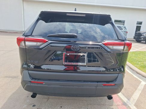 Used 2025 Toyota RAV4 XLE w/ Convenience Package image 5