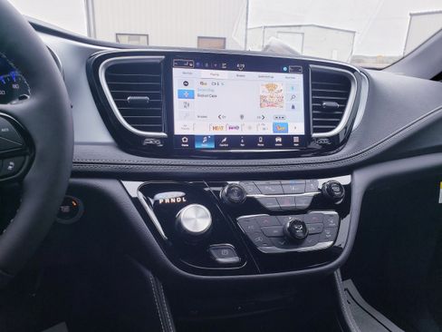 New 2026 Chrysler Pacifica Limited w/ Uconnect Theater Family Group image 26