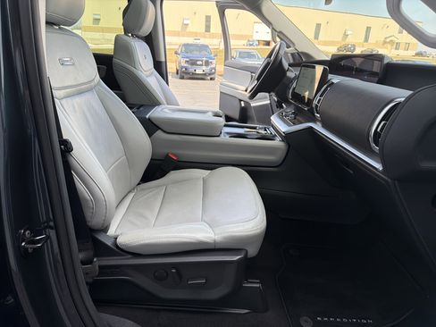 Certified 2025 Ford Expedition Platinum w/ Driver's Package AWD/4WD image 37