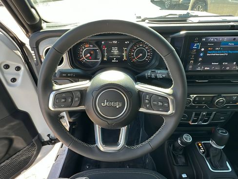 Used 2025 Jeep Wrangler Sahara image 25