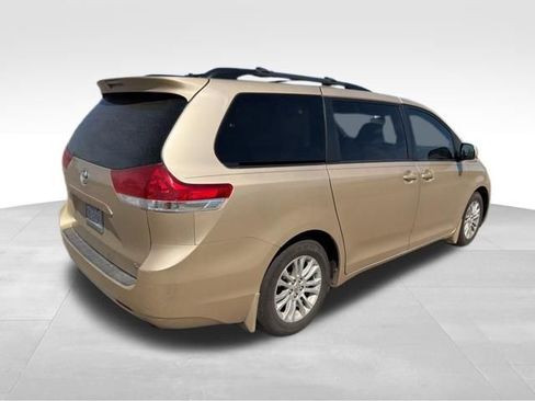 Used 2012 Toyota Sienna XLE w/ Entertainment Pkg image 3