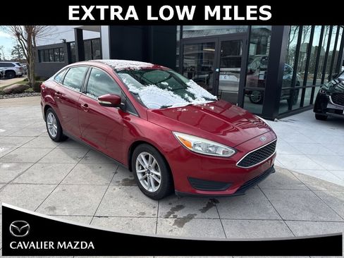 Used 2017 Ford Focus SE image 1