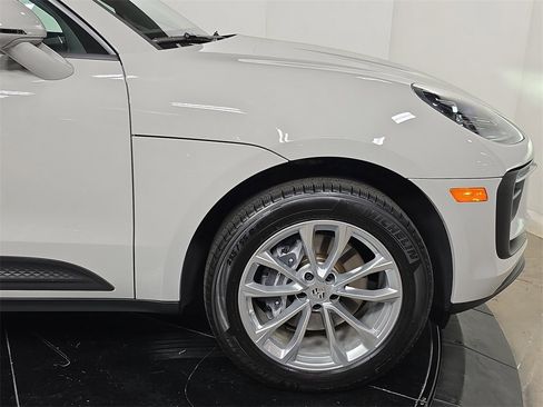 Used 2025 Porsche Macan image 11