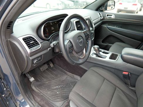 Used 2018 Jeep Grand Cherokee Laredo image 9