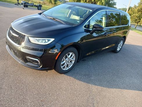 Used 2023 Chrysler Pacifica Touring-L FWD image 2