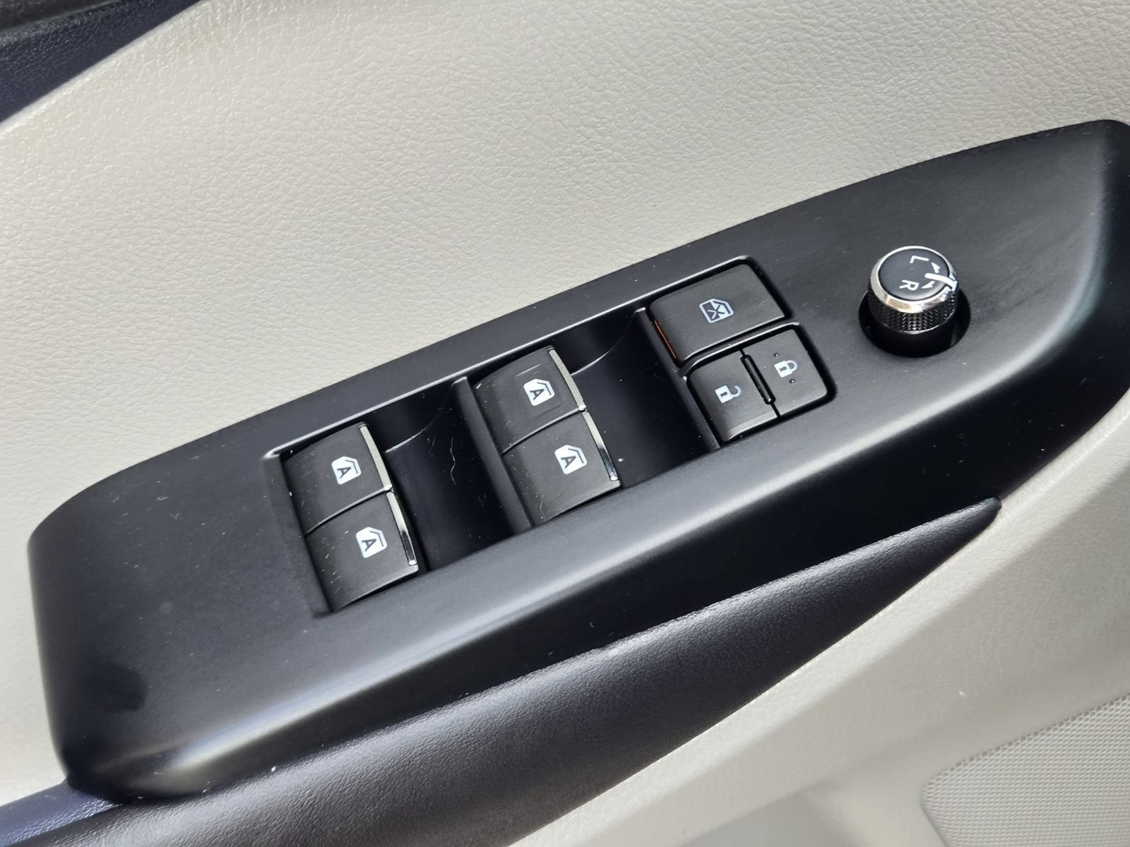 Used 2016 Toyota Highlander Limited FWD image 23