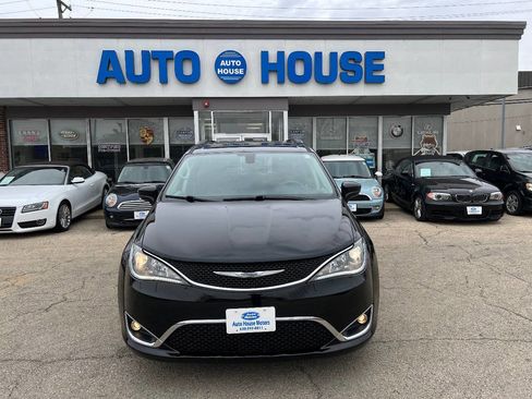 Used 2017 Chrysler Pacifica Touring-L image 2