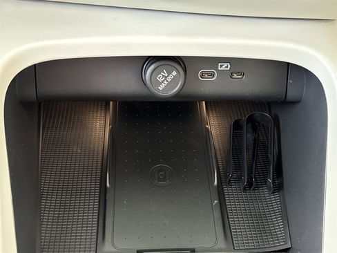 New 2026 Volvo XC40 B5 Plus w/ Protection Package Premier image 28