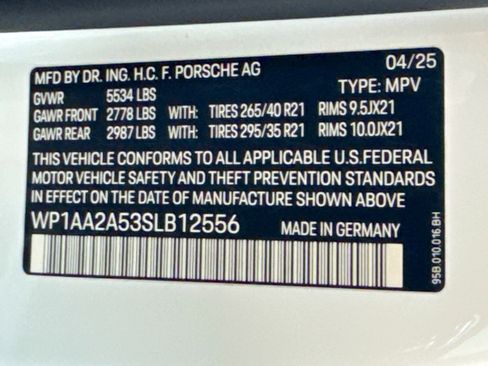Certified 2025 Porsche Macan AWD/4WD image 27