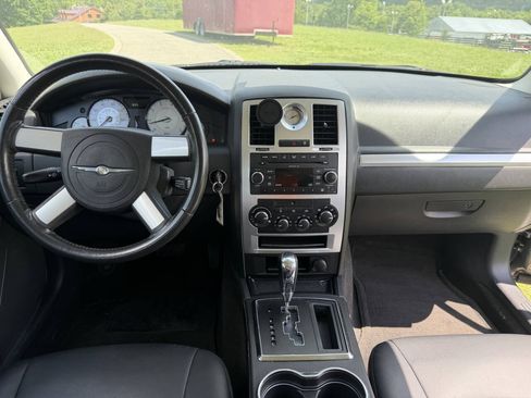 Used 2009 Chrysler 300 Touring RWD image 35