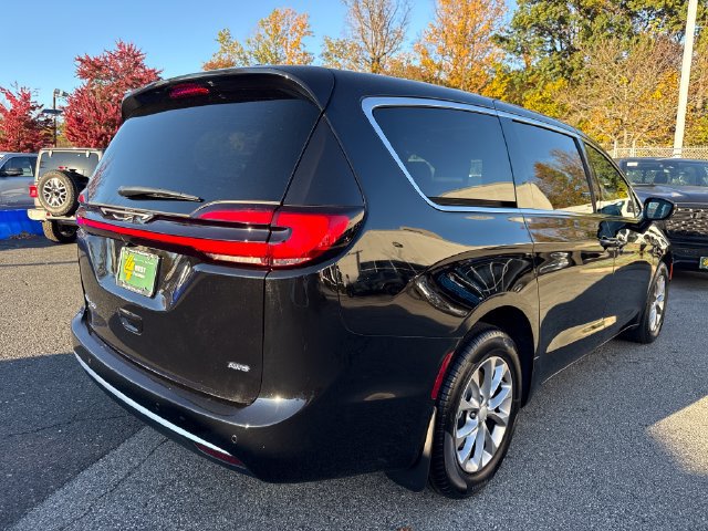 New 2027 Chrysler Pacifica Select w/ Family Tech Group AWD/4WD image 10
