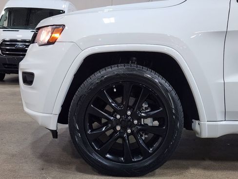 Used 2019 Jeep Grand Cherokee Altitude image 5