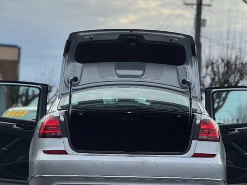 Used 2017 Volkswagen Passat 1.8T SEL Premium image 11