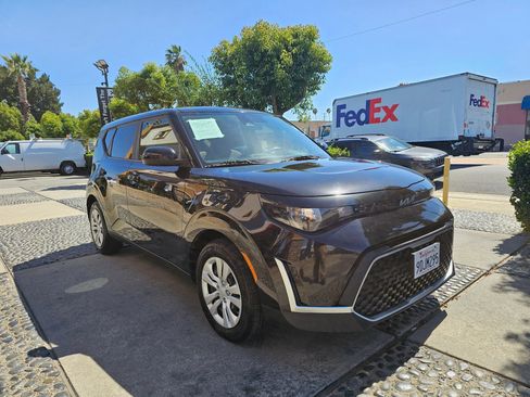 Used 2023 Kia Soul LX FWD image 3