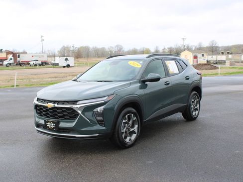 Used 2025 Chevrolet Trax LT image 4