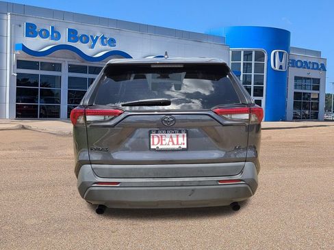 Used 2022 Toyota RAV4 LE FWD image 6
