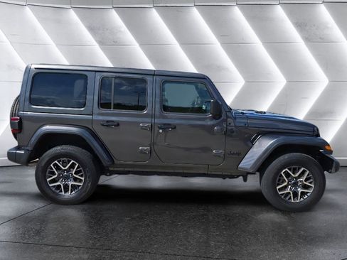 Used 2025 Jeep Wrangler Unlimited Sahara AWD/4WD image 4