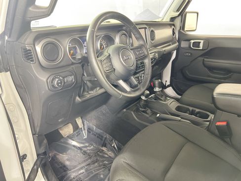 Used 2022 Jeep Gladiator Willys image 9