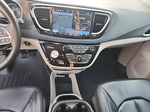 Used 2021 Chrysler Pacifica Touring-L w/ Premium & Safety Sphere Group image 15