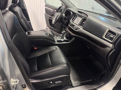 Used 2019 Toyota Highlander XLE image 19