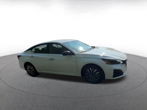 Used 2025 Nissan Altima 2.5 SV FWD image 2