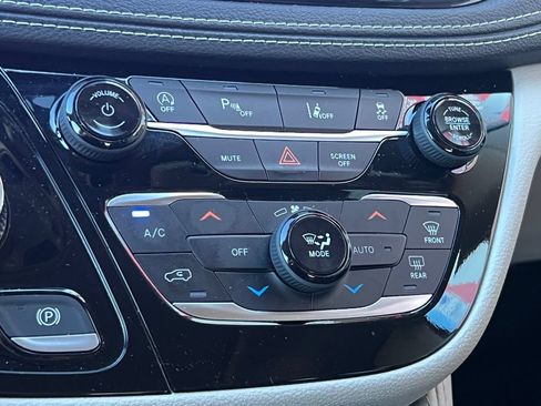 Used 2023 Chrysler Pacifica Limited FWD image 29