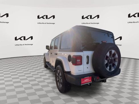 Used 2018 Jeep Wrangler Unlimited Sahara image 8