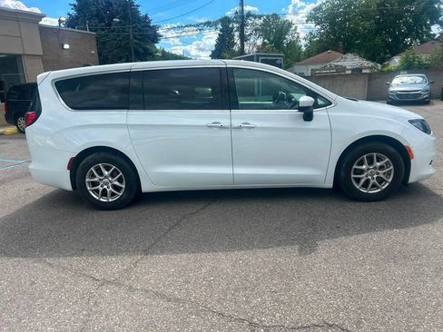 Used 2023 Chrysler Voyager LX FWD image 4