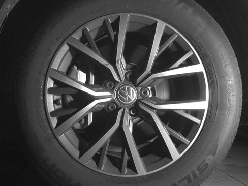 Used 2020 Volkswagen Tiguan SE w/ Panoramic Sunroof Package FWD image 9