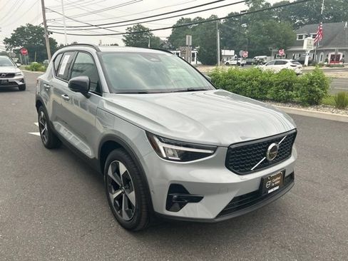 Certified 2025 Volvo XC40 B5 Plus AWD/4WD image 6