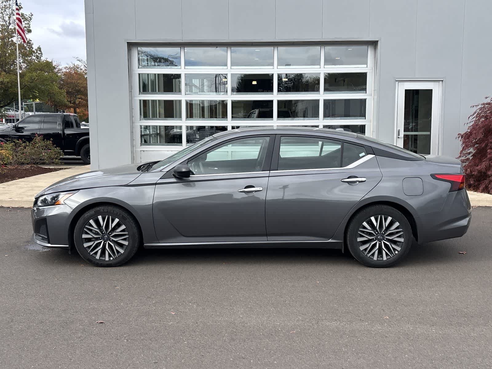 Used 2024 Nissan Altima 2.5 SV FWD image 2