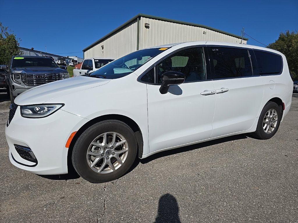 Used 2025 Chrysler Pacifica Select FWD image 2