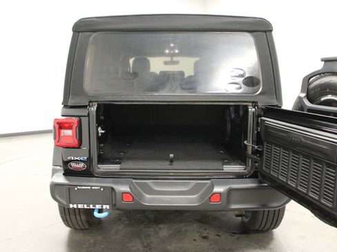 Used 2022 Jeep Wrangler Unlimited Sahara w/ Cold Weather Group image 12