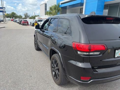 Used 2018 Jeep Grand Cherokee Altitude RWD image 6
