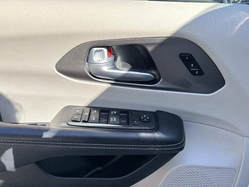 Used 2024 Chrysler Pacifica Touring-L FWD image 21
