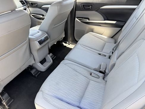 Used 2019 Toyota Highlander Plus FWD image 22