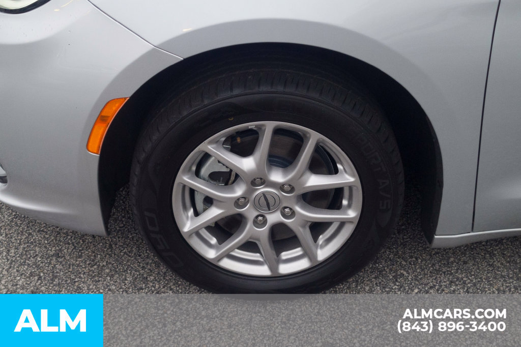 Used 2024 Chrysler Pacifica Touring-L FWD image 14