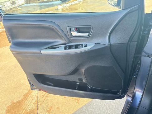 Used 2019 Toyota Sienna SE image 13