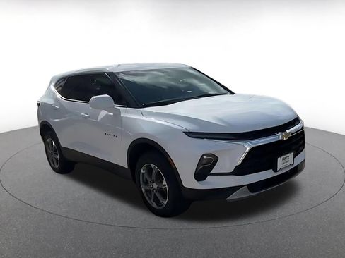 Used 2026 Chevrolet Blazer LT FWD image 3