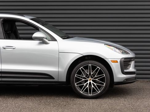 Certified 2025 Porsche Macan AWD/4WD image 9