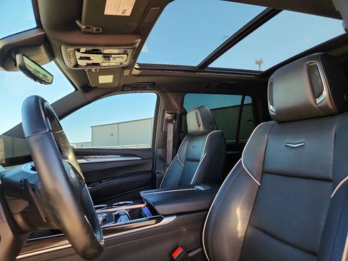 Used 2025 Cadillac Escalade Premium Luxury image 12