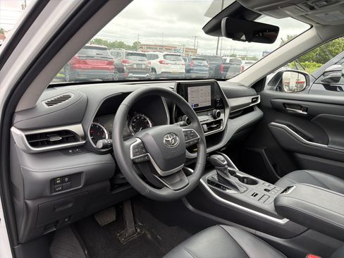Used 2023 Toyota Highlander XLE AWD/4WD image 9