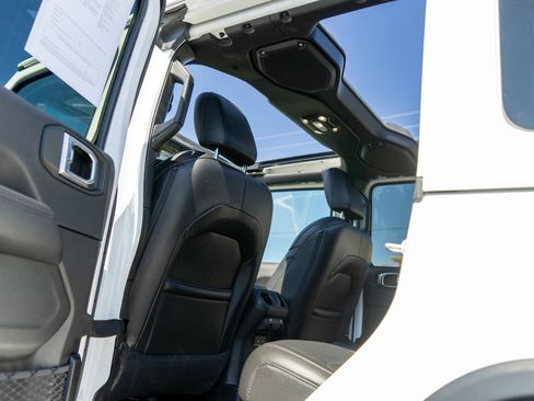 Used 2023 Jeep Wrangler Unlimited Sahara image 24