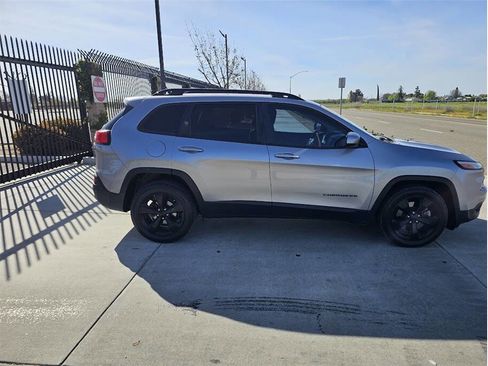 Used 2018 Jeep Cherokee Latitude w/ Altitude Package image 4