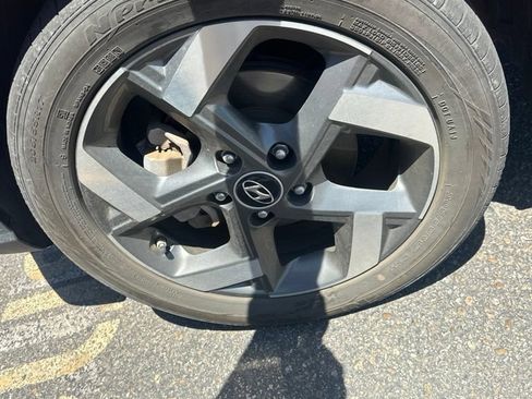 Used 2024 Hyundai Venue Limited FWD image 14