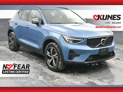 Used 2024 Volvo XC40 B5 Core image 1
