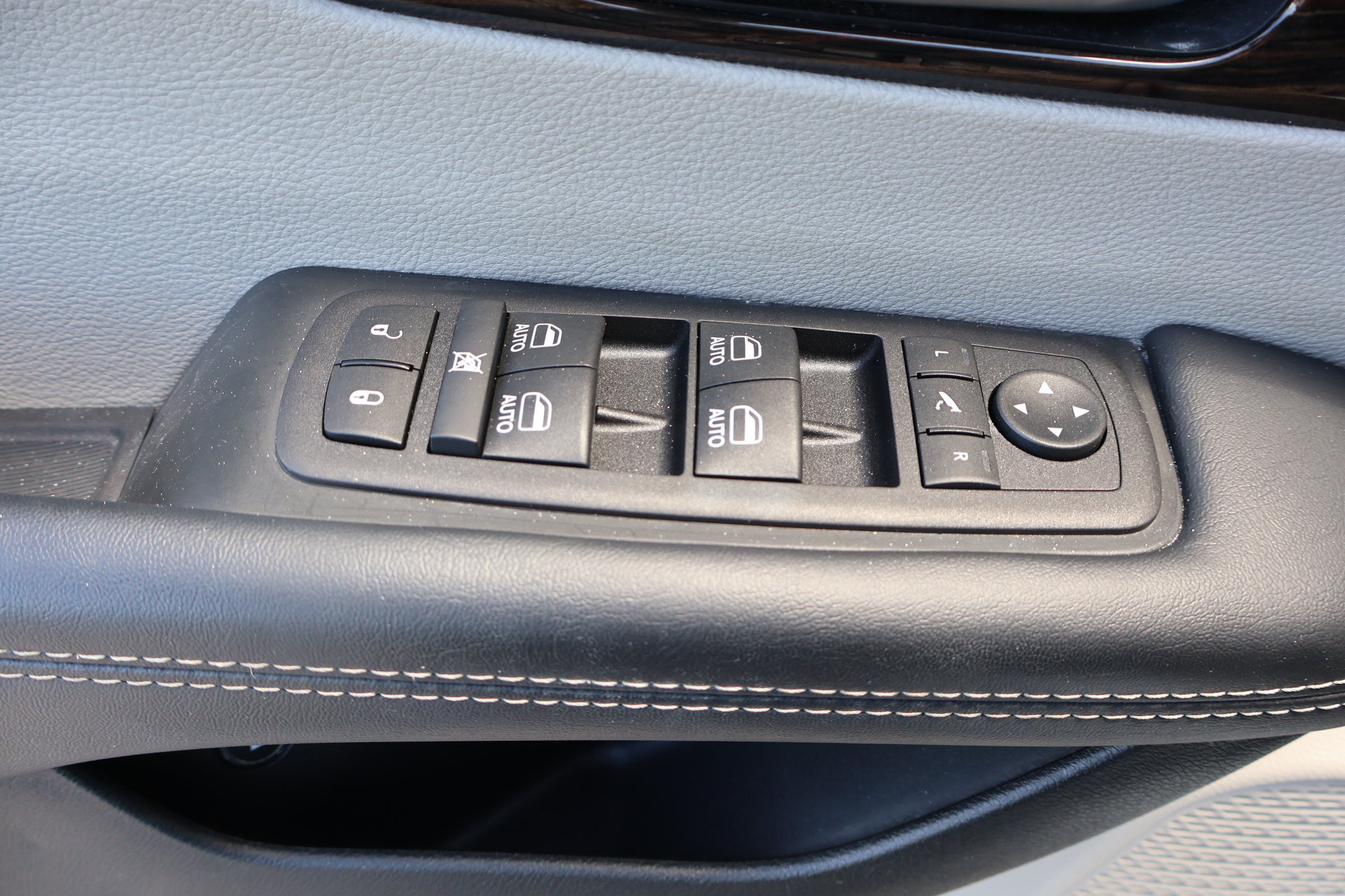Used 2023 Chrysler Pacifica Limited FWD image 17