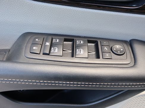 Used 2023 Chrysler Pacifica Limited FWD image 17
