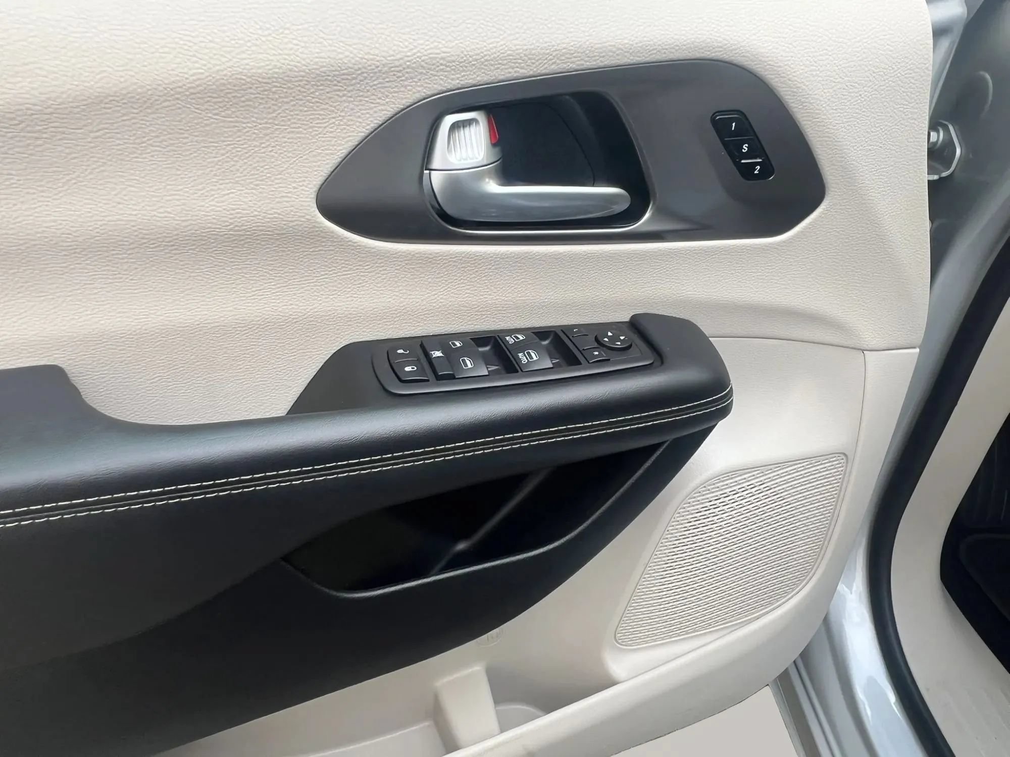 Used 2024 Chrysler Pacifica Touring-L FWD image 14
