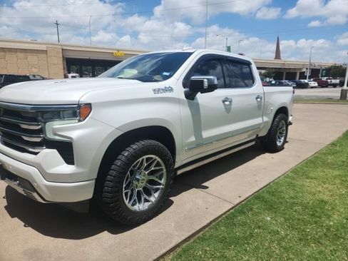 Used 2023 Chevrolet Silverado 1500 High Country w/ High Country Premium Package AWD/4WD image 2